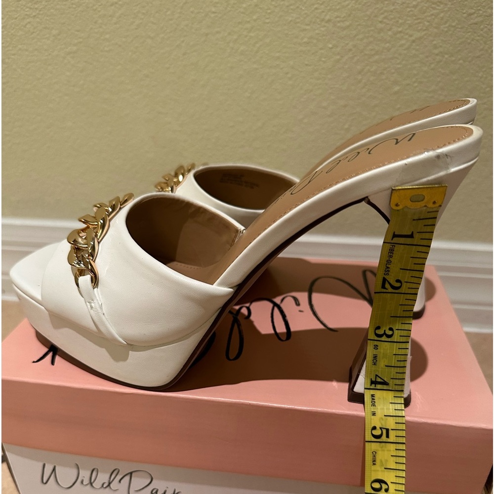 WILD PAIR RENNAYP SANDALS. Color-White. Size-9